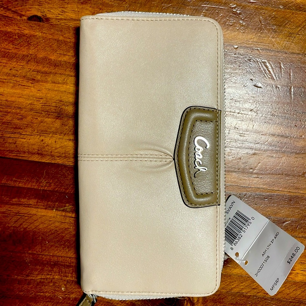 NEW  with tag Coach 100% Leather zip around accordian wallet F48102